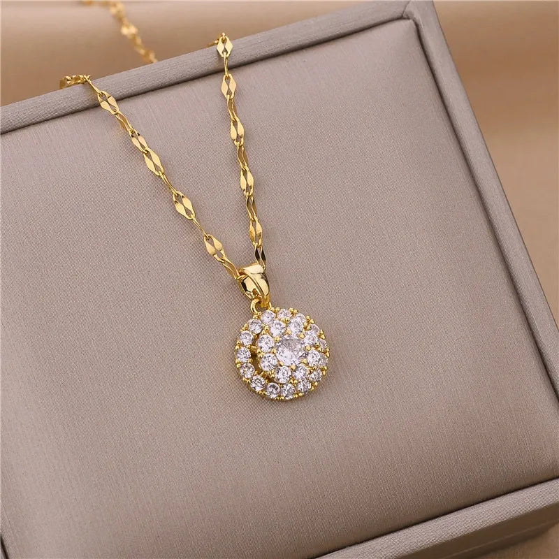 Elegant 18 k Gold Pendant Necklace with Sparkling Stones